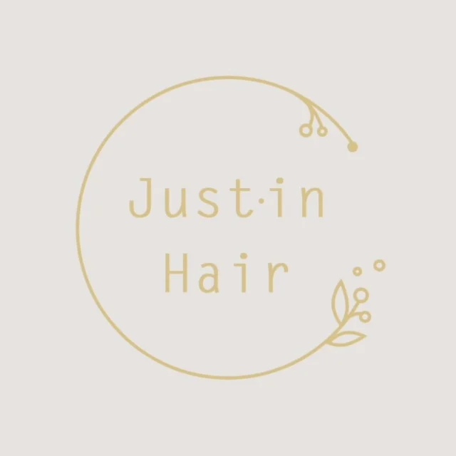 Cześć jestem Justyna, 🧠🤲🏻❤️ marki Just.in Hair🤍
To ja projektuję i tworzę Wasze ślubne ozdoby do włosów, kolczyki i co jeszcze Wam się zamarzy ✨  Cieszy mnie niezmiernie kiedy piszecie, że tutaj wreszcie znalazłyście "coś innego niż wszędzie!"🙏🏻🥰
A największym komplementem jest to, że do mnie wracacie i polecacie bliskim 🥹  Serce mi rośnie kiedy przychodzą do mnie Wasze przyjaciółki, które zachwyciły Wasze ślubne dodatki.
To właśnie dla Was staram się i nierzadko też staję na rzęsach, żeby zdążyć z zamówieniami złożonymi bardzo "last minute" 🥵😘  A Ty, jak tu trafiłaś? ❤️  P.S. Uwaga⚠️(sprawdzone info od moich PM!) Biżu ode mnie zbiera mnóstwo kompletów od gości weselnych, branżystow ślubnych i.. Panów Młodych(!)😎🤘🏻